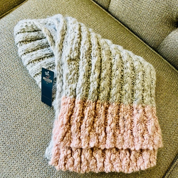 Hollister Ribbed Knit Gray & Pink Scarf 🌸 - Picture 2 of 2